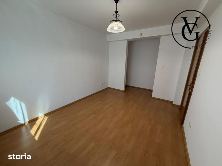 Casă cu 6 camere cu Teren 250 Mp în Tei