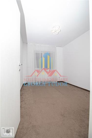 Apartament cu 3 camere decomandat în Tineretului