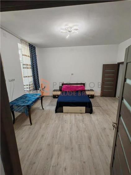 Casă individuală cu 6 camere cu Canalizare în 1 Decembrie