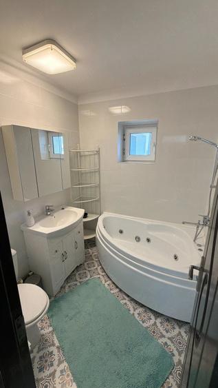 Apartament cu 3 camere semidecomandat în 1 Decembrie