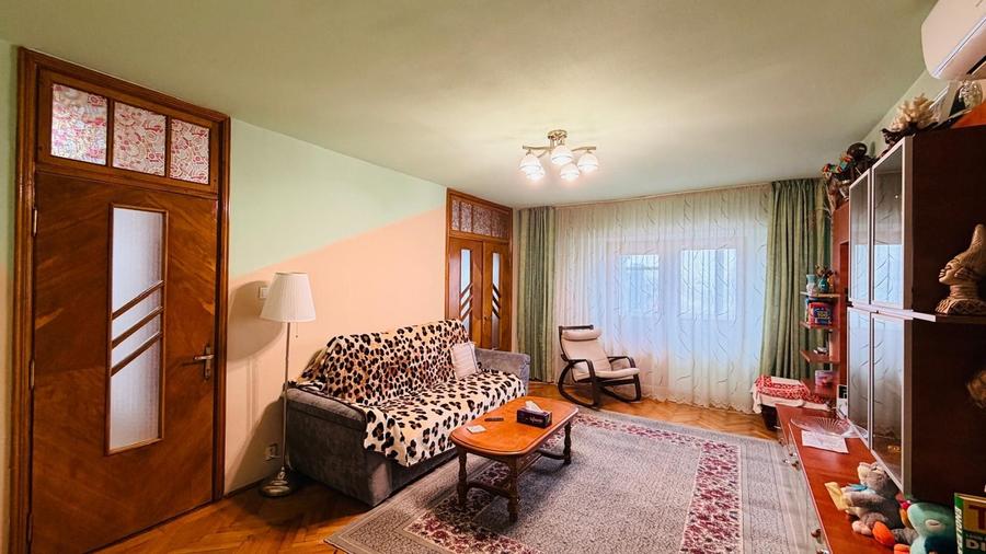 Apartament cu 4 camere decomandat în Central