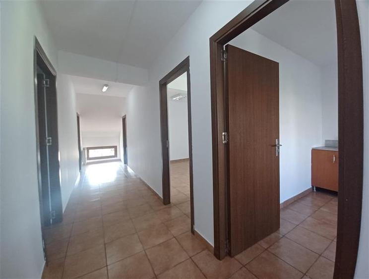 Casă individuală cu 6 camere cu Canalizare în Dristor