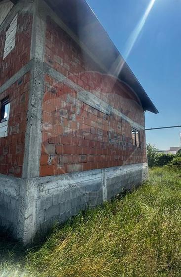 Casă cu 5 camere cu Teren 1000 Mp în Costâna