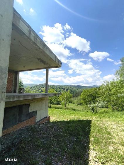 Casă cu 7 camere cu Teren 5000 Mp în Adunați