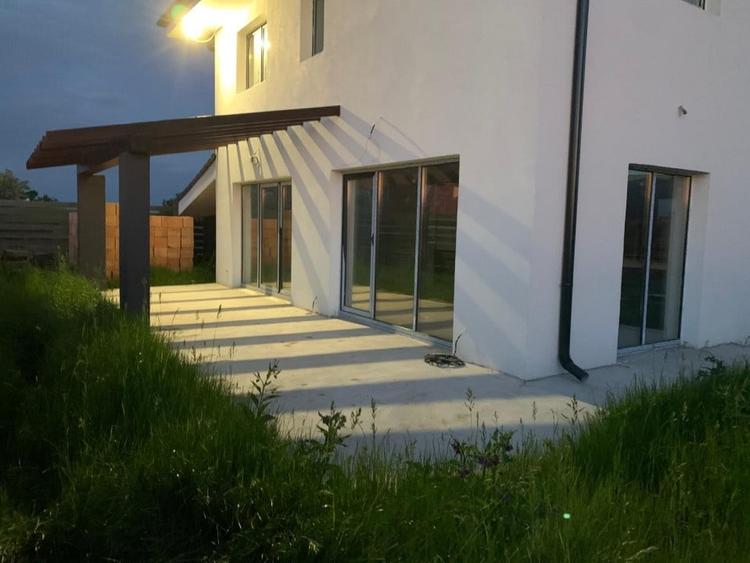 Casă individuală cu 4 camere cu Canalizare în Dezmir