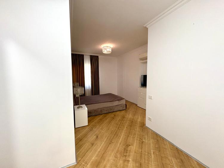 Apartament cu 3 camere semidecomandat, mobilat în Pipera