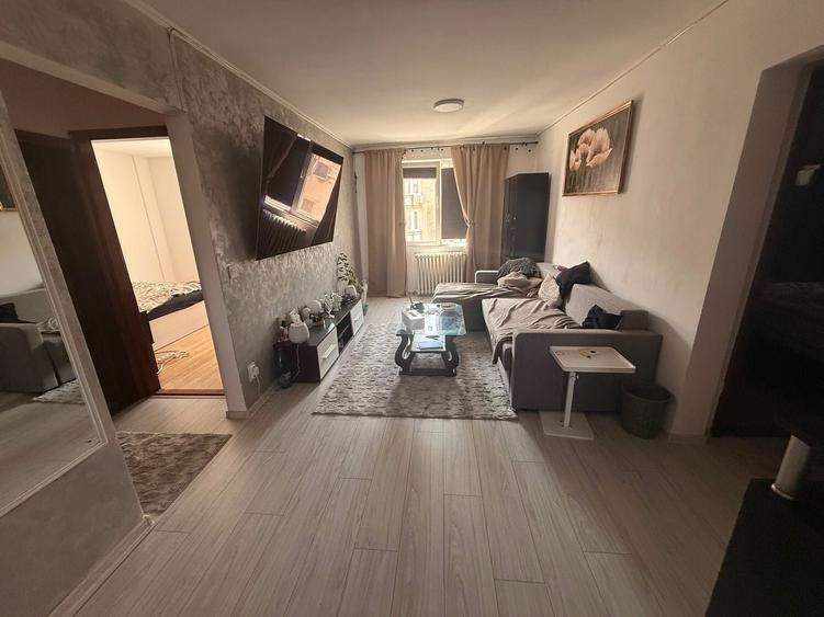 Apartament cu 3 camere decomandat în Central