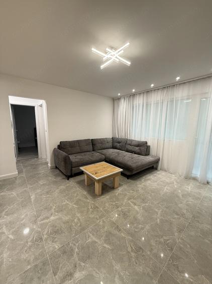 Apartament cu 3 camere decomandat în Girocului