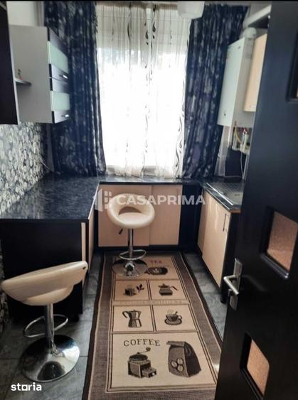 Apartament cu 3 camere în Podu Roș