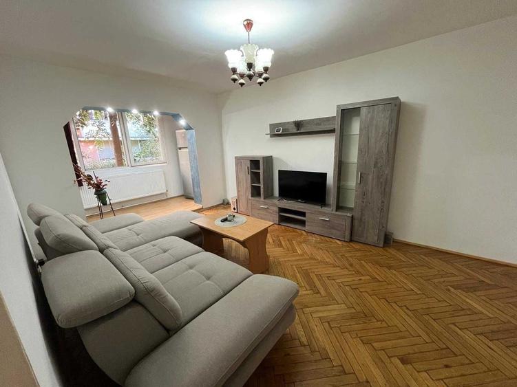 Apartament cu 3 camere semidecomandat în Cetate