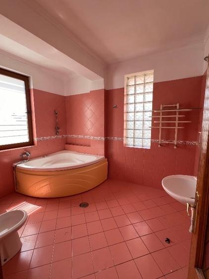 Casă individuală cu 5 camere cu Teren 783 Mp în Roșu