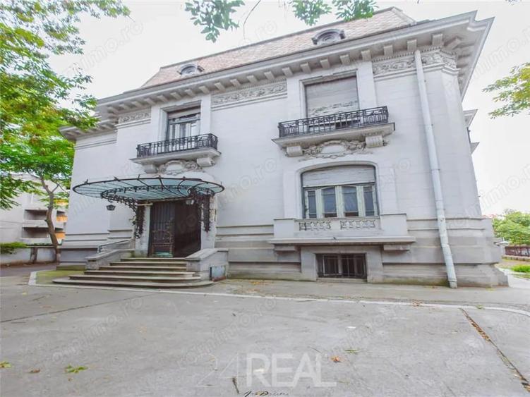 Casă cu 16 camere în Romană