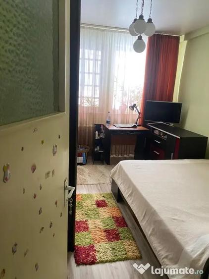 Apartament cu 3 camere semidecomandat în Central
