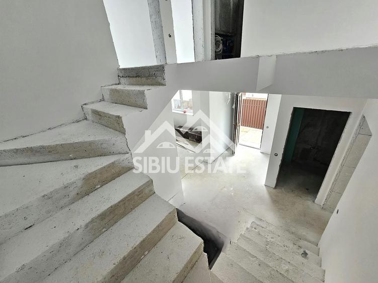Duplex cu 4 camere cu Canalizare în Arhitecților - Calea Cisnădiei