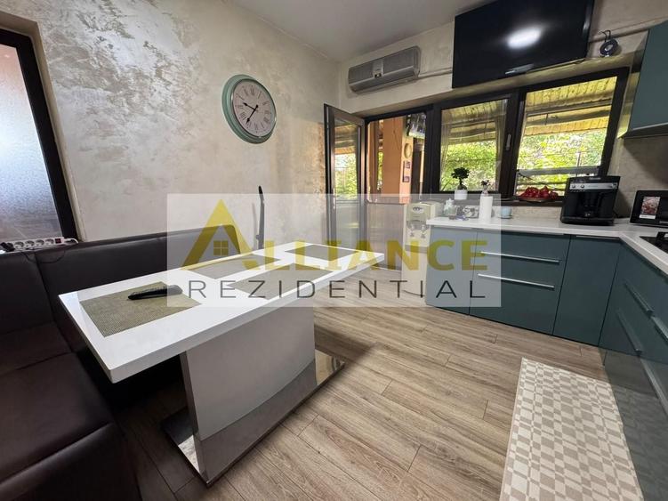 Casă individuală cu 7 camere decomandat cu Canalizare în Central