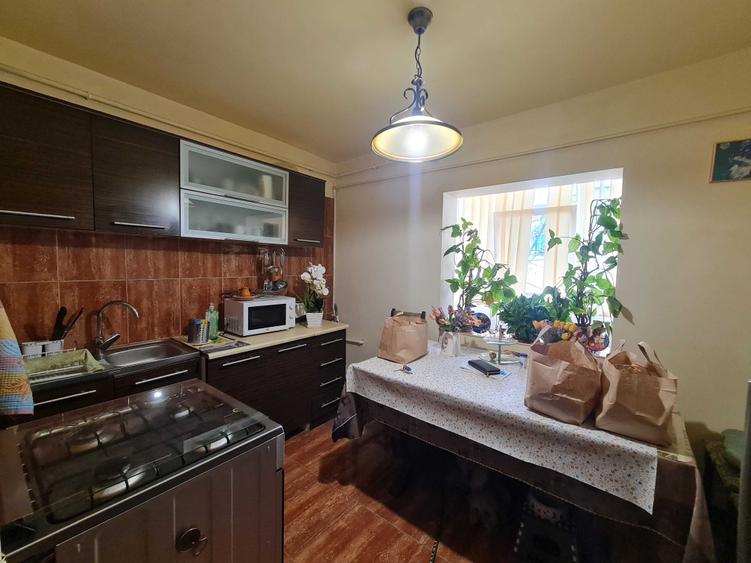 Apartament cu 3 camere decomandat, mobilat în Casa de Cultură