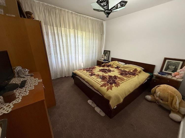 Apartament cu 3 camere semidecomandat în Rovine