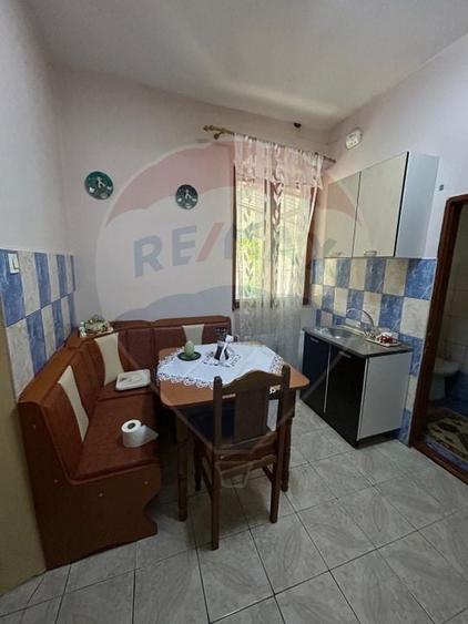 Casă individuală cu 10 camere cu Teren 154 Mp în Central