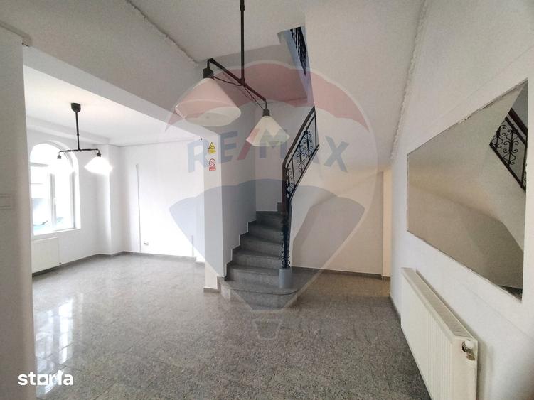 Casă cu 7 camere cu Teren 212 Mp în Ștefan cel Mare