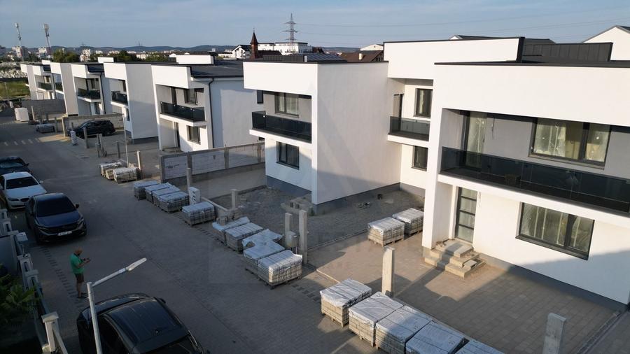 Duplex cu 3 camere cu Canalizare în Sud-Est