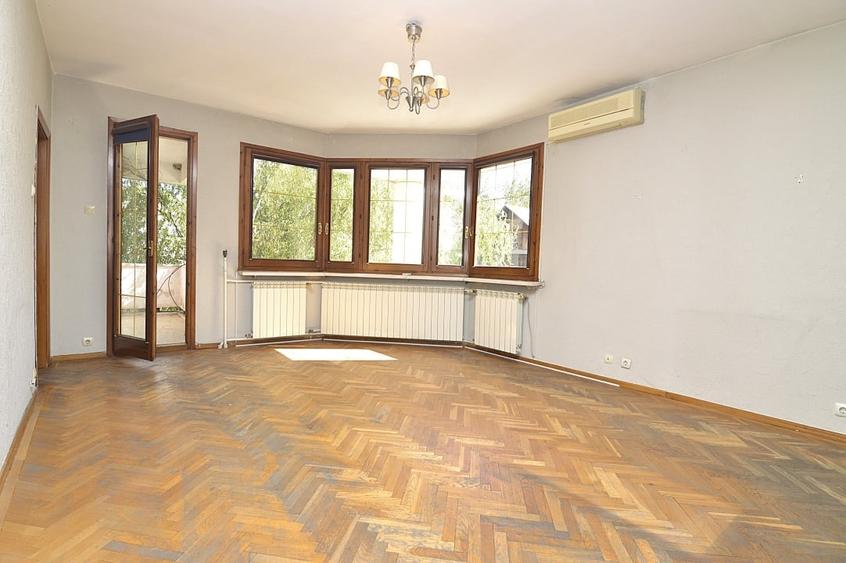 Casă individuală cu 8 camere cu Garaj în Gara de Nord