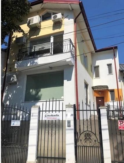 Casă individuală cu 9 camere cu Canalizare în Moșilor