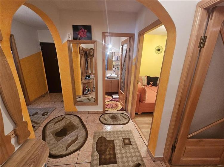 Apartament cu 3 camere decomandat, mobilat în Micro IV