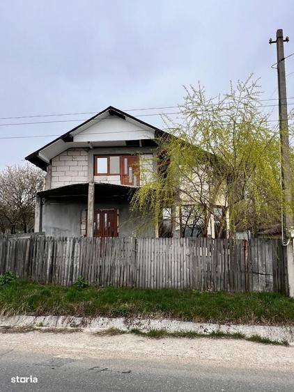Casă cu 4 camere în Oveselu