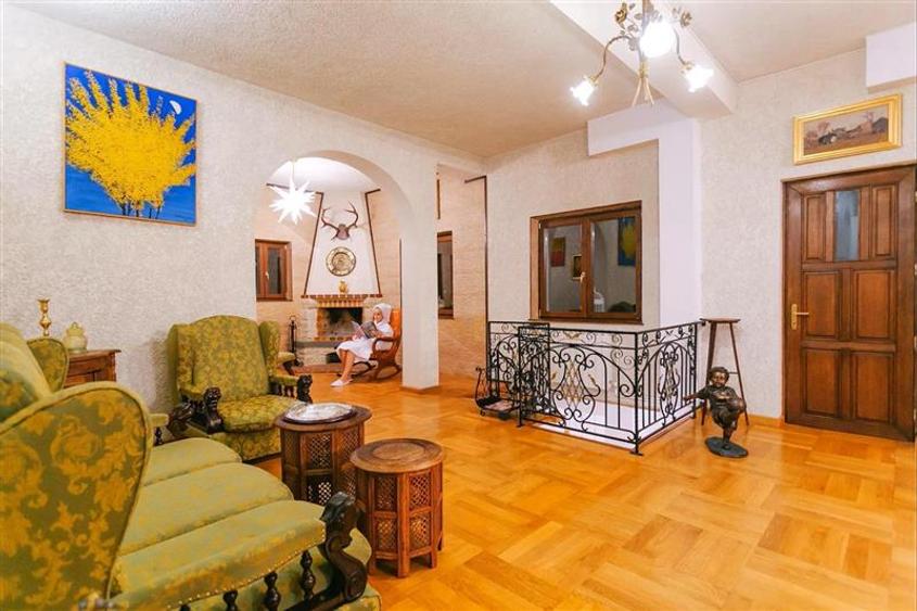 Casă cu 8 camere cu Teren 1000 Mp în Moroieni