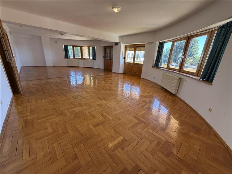 Spațiu comercial, de 600 mp, în Gherăiești