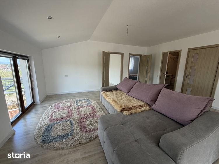 Casă cu 5 camere cu Teren 1175 Mp în Central