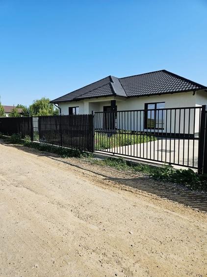 Casă individuală cu 3 camere cu Canalizare în Vișan