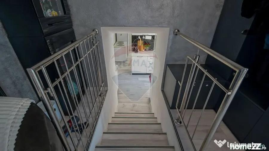 Casă cu 6 camere cu Teren 494 Mp în Vulcan