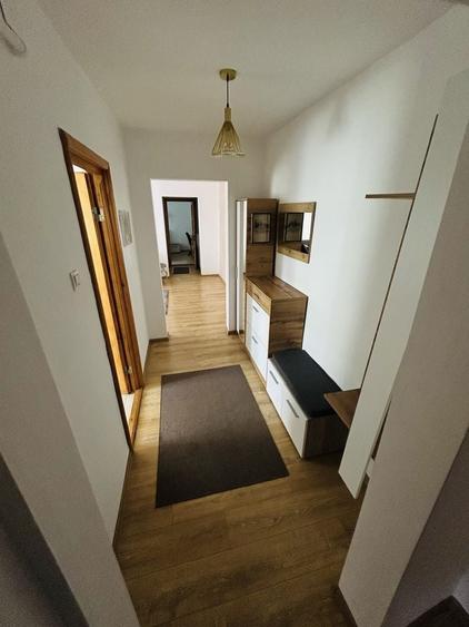 Apartament cu 3 camere semidecomandat în Mioriței