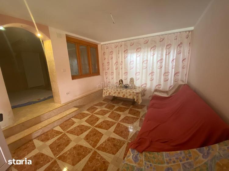 Casă cu 9 camere cu Teren 2892 Mp în Obreja