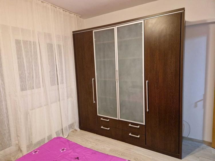 Apartament cu 3 camere decomandat în Tei