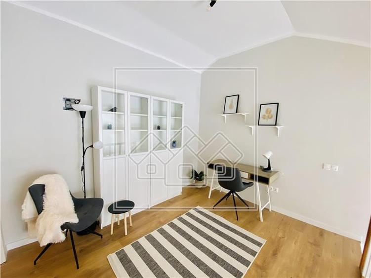 Penthouse cu 3 camere semidecomandat, mobilat în Exterior Vest