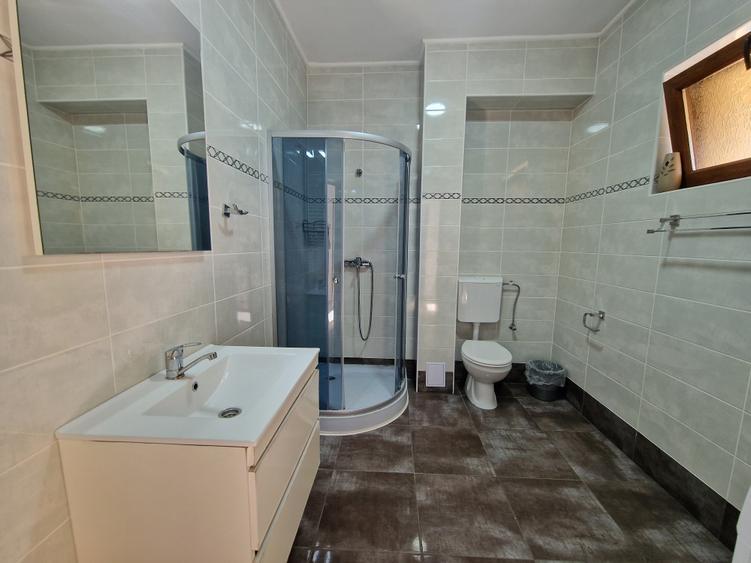 Casă individuală cu 5 camere cu Canalizare în Central