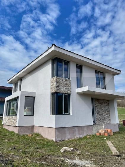 Casă individuală cu 5 camere cu Teren 700 Mp în Corpadea