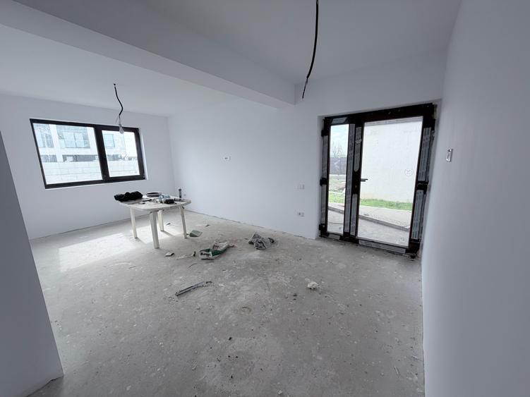 Casă individuală cu 5 camere cu Teren 492 Mp în Exterior Sud