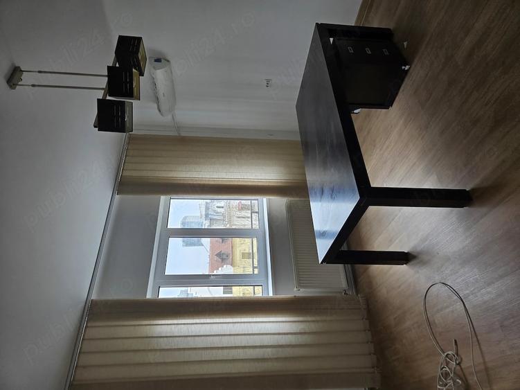 Apartament cu 4 camere decomandat în Victoriei