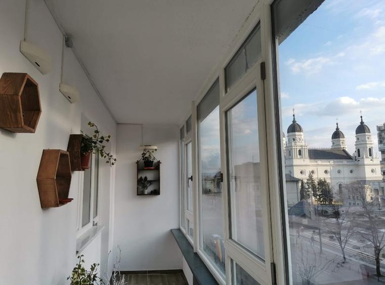 Apartament cu 2 camere semidecomandat, mobilat în Piața Unirii