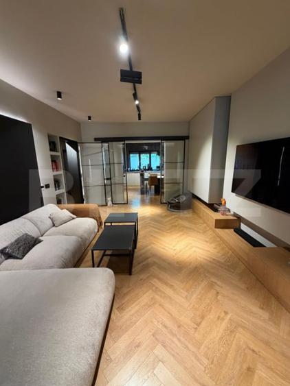 Apartament cu 4 camere decomandat în Est