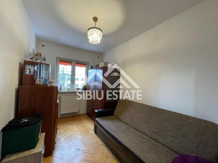 Apartament cu 3 camere semidecomandat, mobilat în Valea Aurie