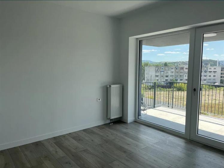 Apartament cu 3 camere decomandat în Podu Roș