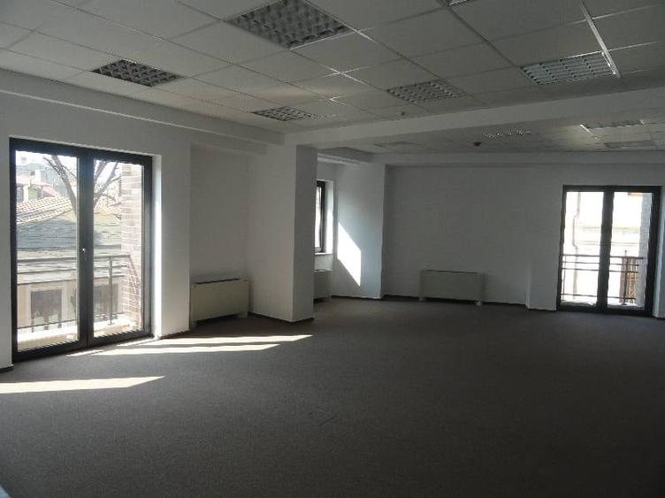 Birou, de 438 mp, în Dacia