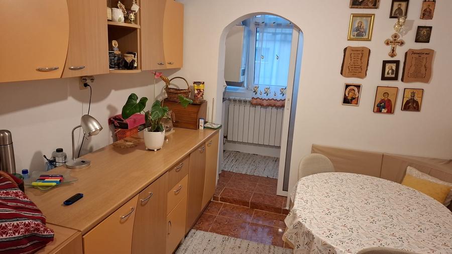 Apartament cu 2 camere semidecomandat, mobilat în Poarta 6