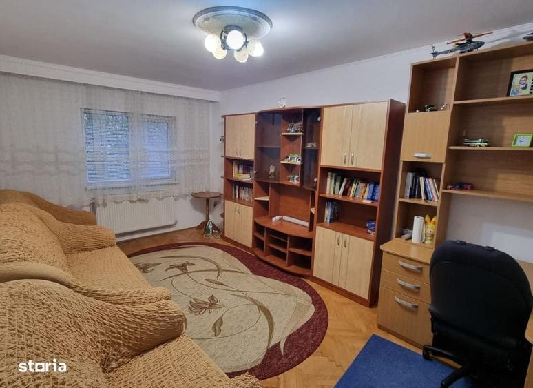Apartament cu 3 camere decomandat în Nicolina