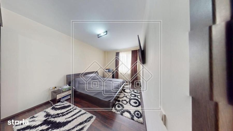 Apartament cu 3 camere semidecomandat în Turnișor