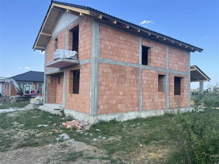 Casă individuală cu 4 camere cu Teren 300 Mp în Cihei